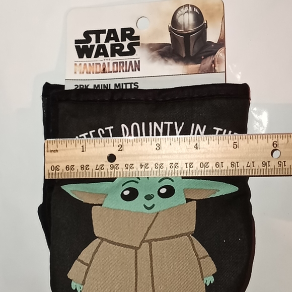 DISNEY'S STAR WARS BABY YODA MINI OVEN MITTS - Picture 5 of 7